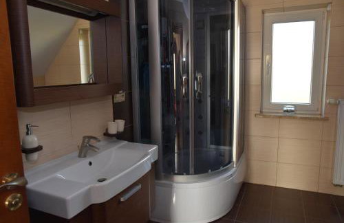 Dom z widokiem na jezioro i domek nad jeziorem - Foto 39