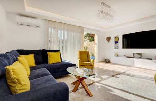 Luxury modern beachfront 3 bed gated community townhouse with pool, sun terrace, sea views close to all amenities - Photo 17