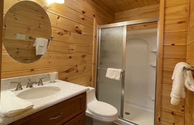 Nature lovers dream! Steps from fishing plus 140 acres of hiking! 4 Bedroom Home by RedAwning - Foto 13