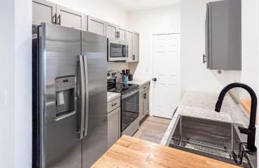 Modern and Comfy-2BR 2BA with pool access - ground floor, Near Outlets & Beaches - Foto 6