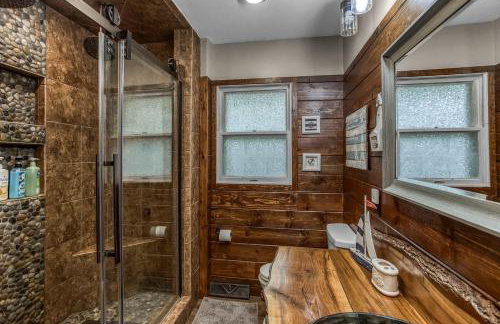 Luxury Lakeside Mountain Escape with Wraparound Deck Near Terra Alta, West Virginia - Foto 28