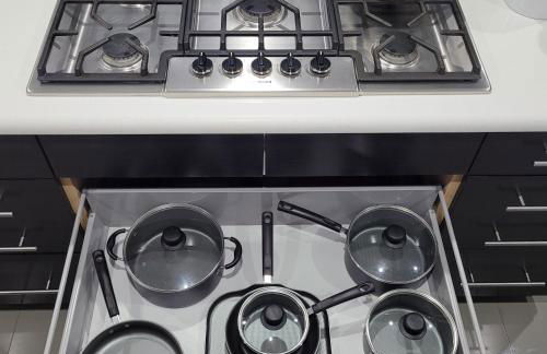 UF SUNSHINE HOUSE - Patio & BBQ - Chef Kitchen - EV Car Station - Upscale Neighborhood! - Foto 11