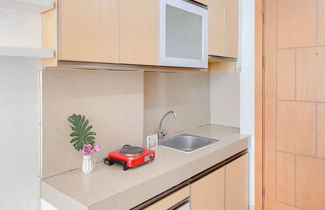 Homey and Simply Studio Apartment at The Nest Puri - Foto 12