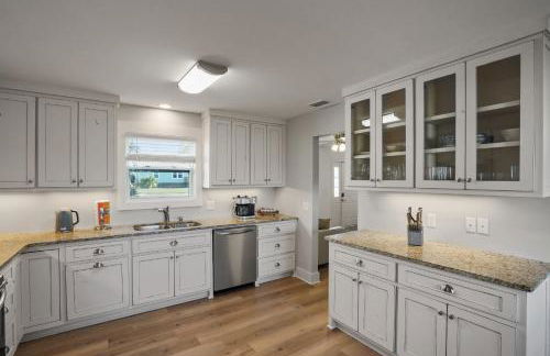 Southern Mermaid Cottage- Pet Friendly Fenced - Photo 12