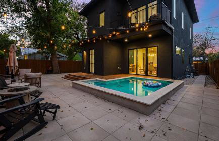 Stylish Home with Firepit Balcony Steps from Austin’s Best Near Rainey St Lady Bird Lake Downtown The Ashlee by AvantStay - Foto 1