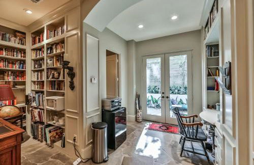 Elegant French Patio Home with Private Pool - Foto 20