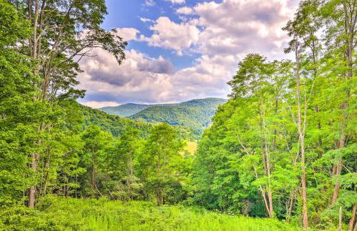 Slaty Fork Escape with Mountain View and Hot Tub! - Foto 28