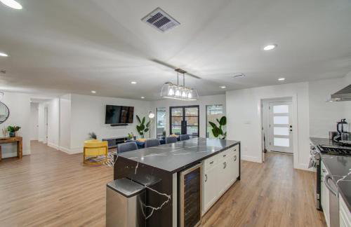 5-BD Modern Central Getaway w Hot Tub - Mins to DT - Foto 18