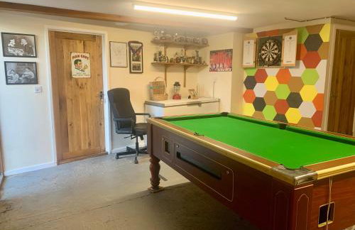 Mid-Wales Farmhouse, swimming pool, tranquil countryside views, sleeps 14 - Foto 51