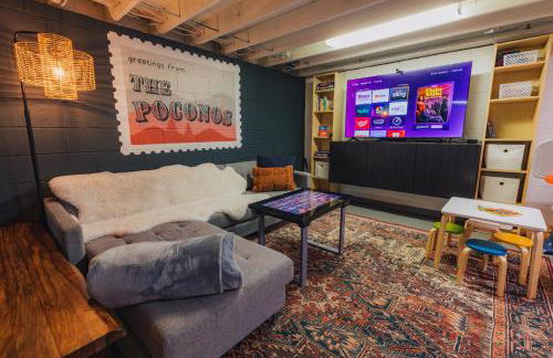 Family Pocono Gem by the lake with private sauna, hot tub, and huge game room - Foto 6