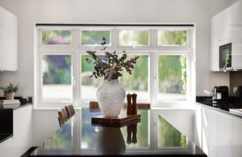 Merry Lakes - Luxury Lakeside Escape with Pool - Just 30 Minutes from London - Foto 13