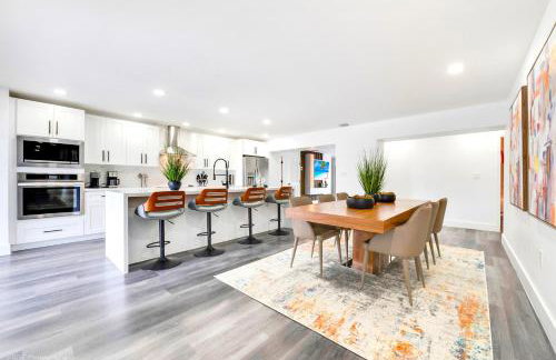 The World's Mansion - Game Room, 9 Bedrooms, HtdPool, Mini Golf, BBQ - Foto 37