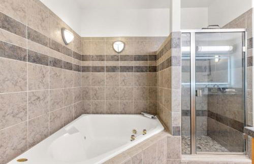 3100 SF 2 en suites, dedicated theatre-game room - Photo 9