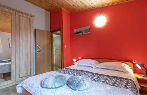 Villa Vrt, a private and fully fenced forest retreat - Photo 13