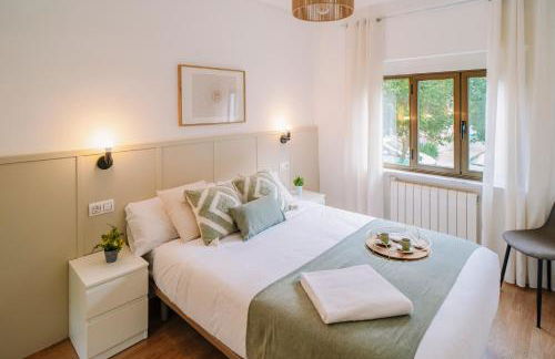 Centro, Hospital y Campus Universitario a 5 minutos - Camas de primera - Lavadora - SmartTV - Wifi 1 GB - Teletrabajo - Foto 2