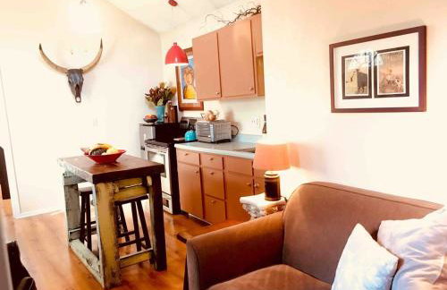 Charming Garden Cottage - Photo 10