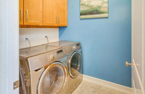 3BR Mountain Retreat with 2 Executive Suites & Scenic Views Sleeps 6 - Photo 24