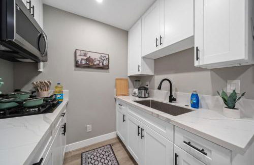 Entire Private Studio with 1 King Bed, Full Kitchen, Gated Yard, Available Now - Foto 14