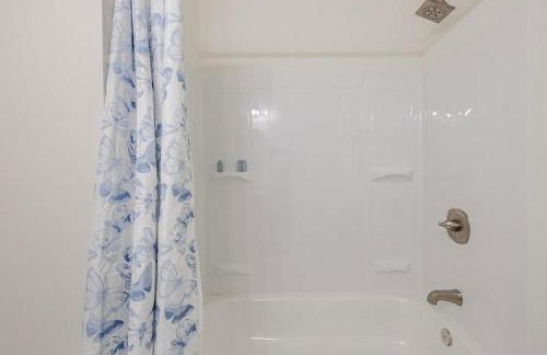 Charming Escape with Hot Tub & Fire Pit Winter Haven! - Foto 33