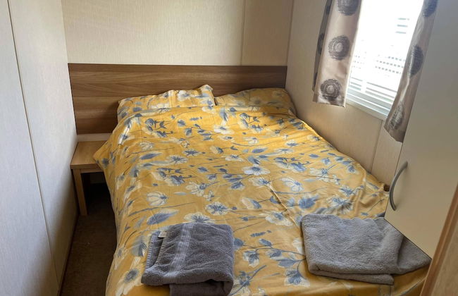 Super 3 Bedroom Pet Friendly Caravan With Decking - Photo 4