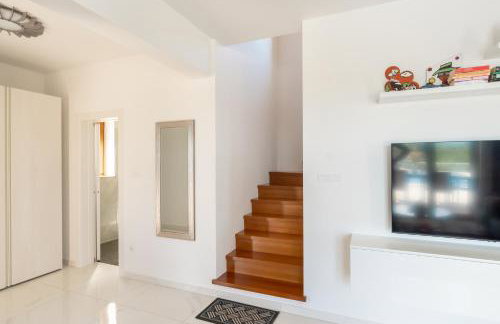 Villa atop the village with stunning view - Foto 38