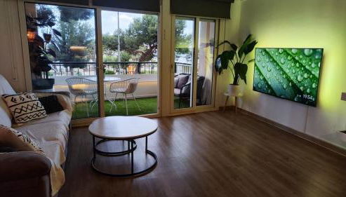 SeaHomes Vacations - Seafront Mediterranean Ap & PKG - Foto 3