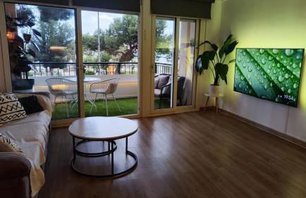 SeaHomes Vacations - Seafront Mediterranean Ap & PKG - Foto 3