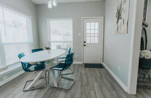 Beautiful Updated Home with Pool - Foto 22