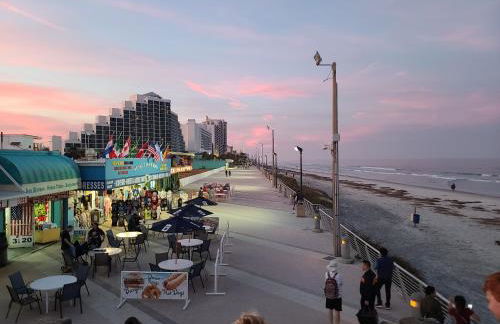 Breath Taking 3 BR Direct Oceanfront Condo with Private Balcony at The Wyndham Ocean Walk Resort - Foto 34