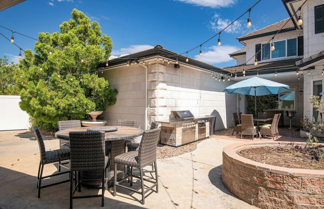 Grand Contento by Avantstay Extraordinary Estate w/ Pool & Movie Room - Photo 46