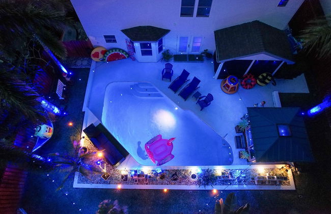 Gorgeous Urban Oasis W/hot Tub, Heated Pool And Private Movie Theater 3 Bedroom Home by RedAwning - Foto 45