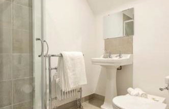 Dorney Windsor Legoland 5 Star Stay for upto 14 guests - Photo 66