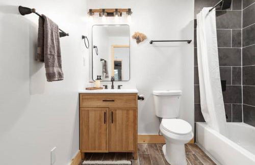 Hidden Hollow 3BD Cabin - Hot Tub, Wifi, Game Room, Fire Pit - Foto 10