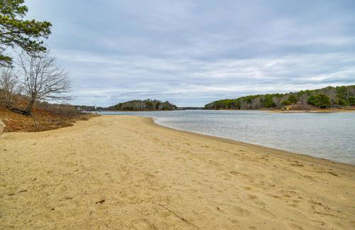 Backyard Chilling Cape Cod Home Steps to Beach - Foto 26