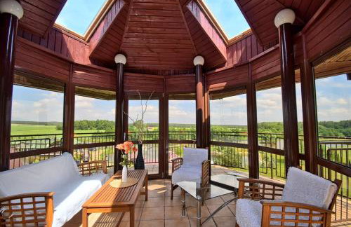 Dom nad stawem przy lesie - Foto 39