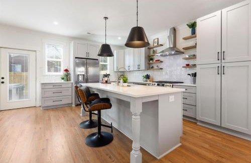 Bancroft Bungalow - Hot Tub, Fire Pit - Near Uptown - Foto 13