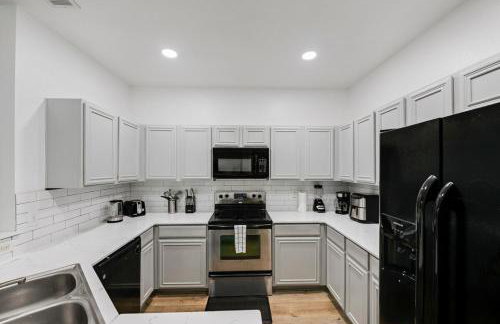 Tasteful 3BR I Free Parking I Workspace - Foto 8