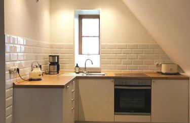 Dachgeschosswohnung Warft Simmerdeis in Reetdachhaus mit parkähnlichem Garten - Foto 10