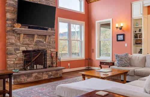 Riverbend Lodge Spacious Riverfront Home with Hot Tub Pool & Mountain view - Foto 20