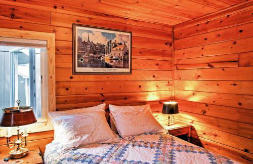 Newport Cabin with Lakefront Private Porch and Grill! - Foto 22