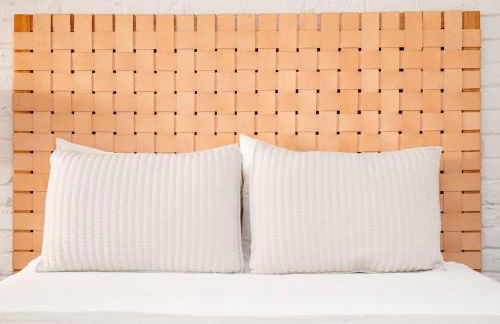 2 Blocks to riverfront | 48" Firepit | Turf Yard - Foto 21