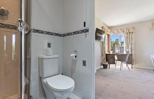 Stunning Countryside Home in Surrey by 53 Degrees Property, Ideal for Family Getaways, Private Tennis Court! - Foto 33