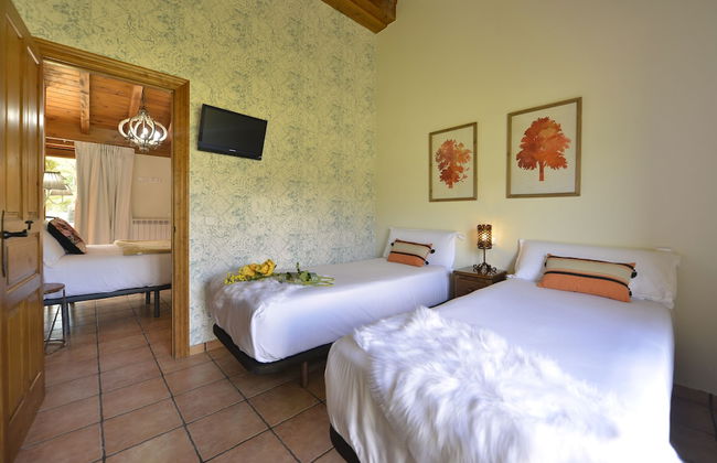 Piscina climatizada y cubierta 365 dias en Casa Rural con Encanto El Puentuco una de las casas mas valoradas de Cantabria - Foto 8