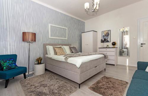 Spacious Apartment Center - Photo 24