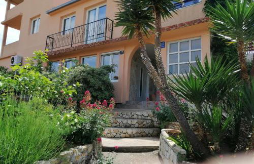 Apartments-Estate under the Paintbrush - Photo 12