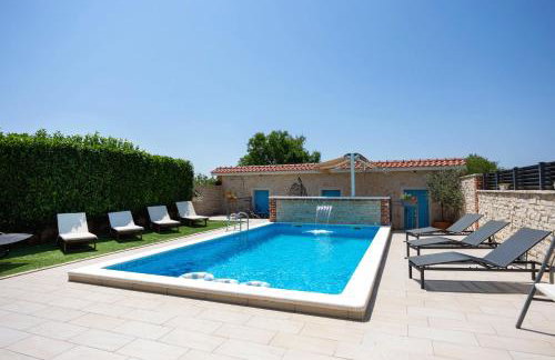 Villa Vision with Heated Pool & Jacuzzi in Sestanovac - Foto 3