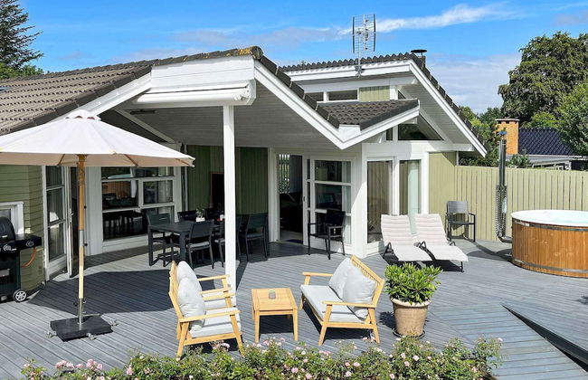 8 Person Holiday Home in Dronningmolle - Foto 1