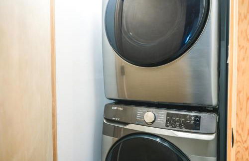 Riverfront Montana Retreat - Deck, Fire Pit and Pond - Foto 8