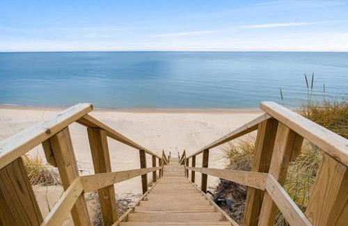 Gorgeous Beach! Lakefront with large Wooden Deck - Foto 11