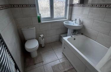 Modern 3-Bedroom House with Private Parking - Photo 18